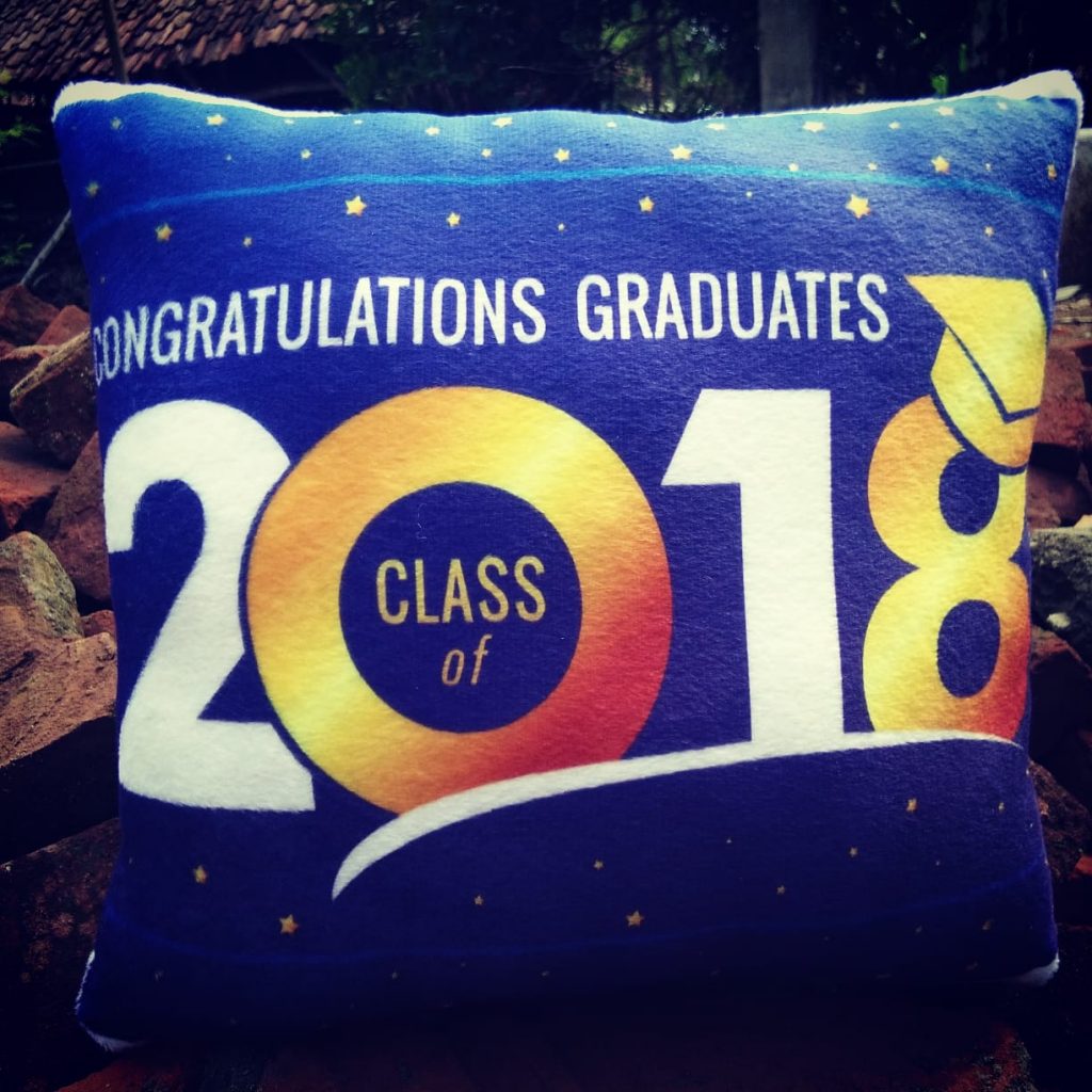 bantal wisuda